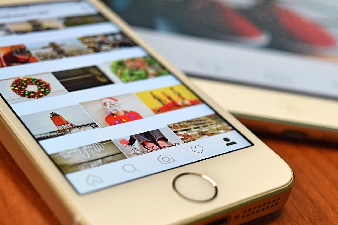 instagram, cell phone, tablet, device, mobile, instagram, instagram, instagram, instagram, instagram. 5 details of feature updates statistics people miss