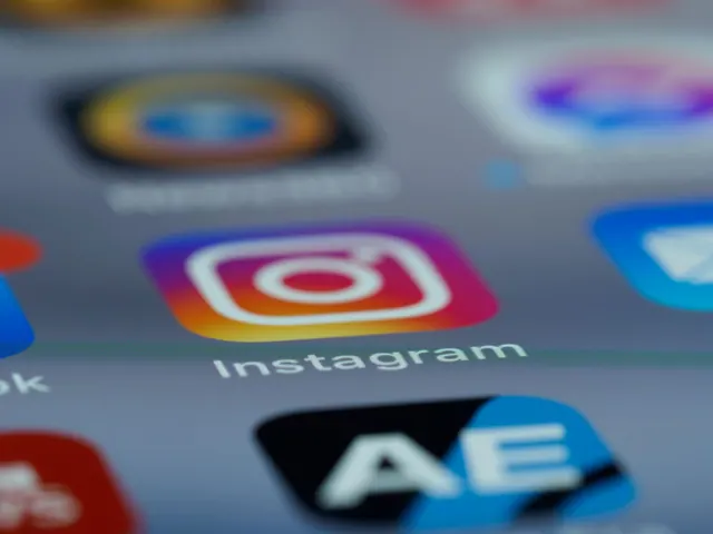 Instagram app icon in focus on a smartphone screen, blurred background. Platform outages: common questions and clear answers