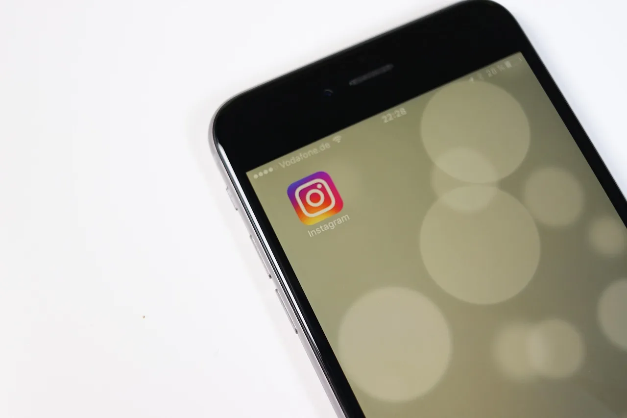 smartphone, instagram, app, apple, touch screen, symbol, social networking, social network, social media, social, instagram, instagram, instagram, instagram, instagram. Platform trend research is an argument, not a measurement