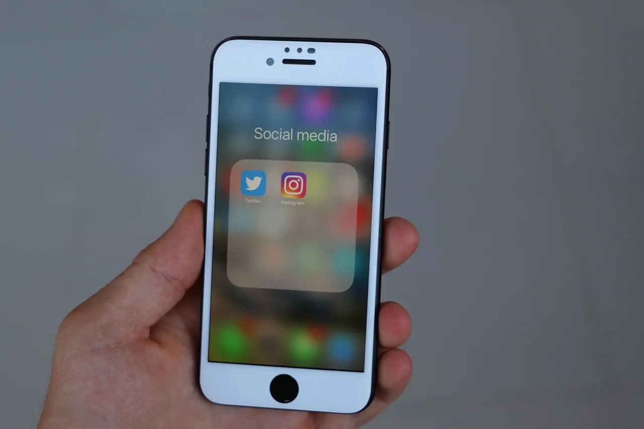 iphone, smartphone, social media, phone, mobile phone, icon, display, app, social networks, internet, social, facebook, twitter, instagram, twitter, twitter, twitter, twitter, twitter, instagram, instagram. How San Francisco and Washington shape US algorithm news and regulation