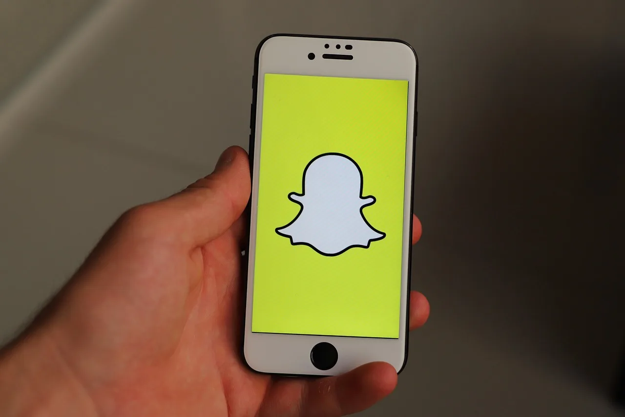 iphone, smartphone, social media, phone, mobile phone, icon, display, app, social networks, internet, social, snapchat, snapchat, snapchat, snapchat, snapchat, snapchat. Social media holidays statistics: what can be counted