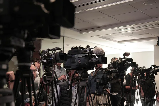 cameras, filming, media, reporters, conference, video, interview, tripod, cameramen, interview, interview, interview, interview, interview. Washington newsrooms, algorithm changes and outages: what the data does and does not show